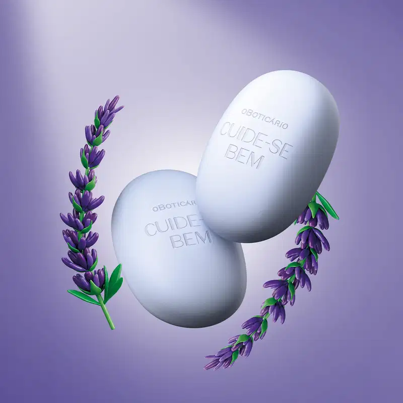 Dois sabonetes brancos com a marca "Cuide-se bem" em fundo roxo, cercados por flores de lavanda em tons de roxo e verde.