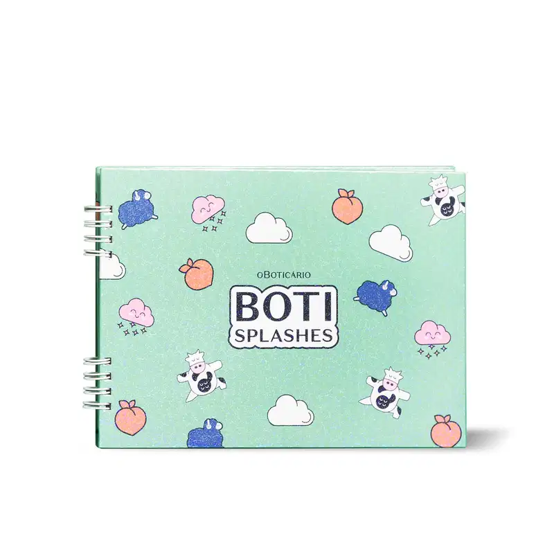 Livo de colorir com capa azul-clara com ilustrações de nuvens, frutas e animais, com o texto "Boti Splashes" impresso na parte frontal.