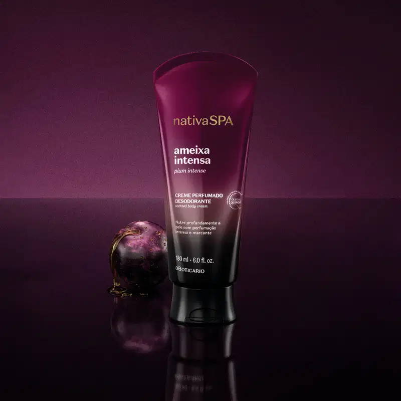 Tubo de creme perfumado da marca Nativa SPA em fundo roxo escuro, com frasco de vidro roxo ao lado, em ambiente de penumbra que destaca a embalagem e a cor intensa do produto.