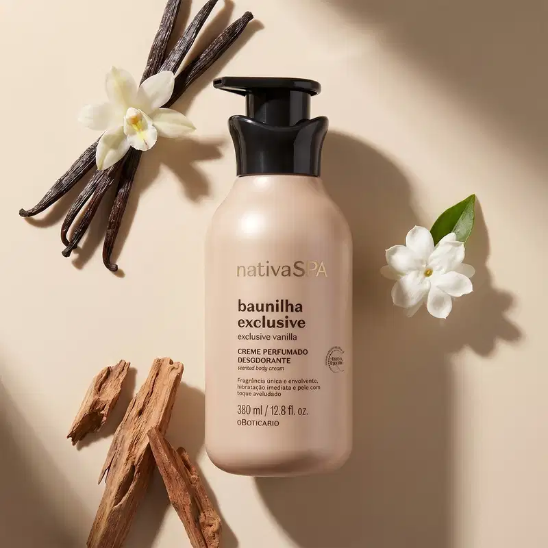 Recipiente de item de perfumaria da marca Nativa SPA, com flores brancas e varas de baunilha ao redor, em um fundo bege claro. O produto é um creme corporal perfumado com fragrância de baunilha exclusiva.