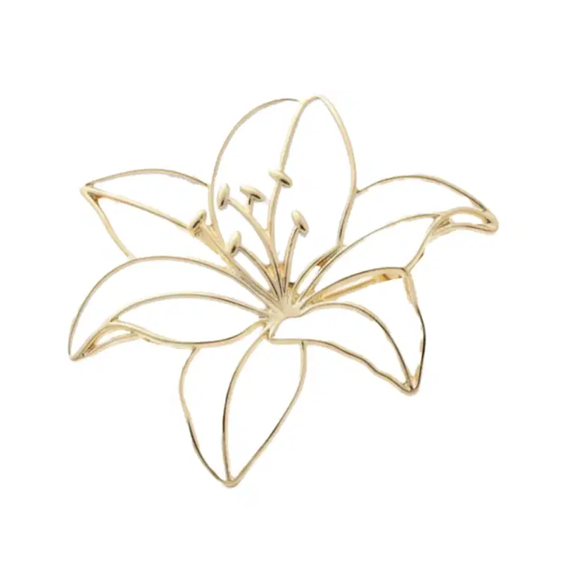 Broche em forma de flor de lírio com pétalas brancas delicadas e elegantes contornadas por um filete de cor dourada.