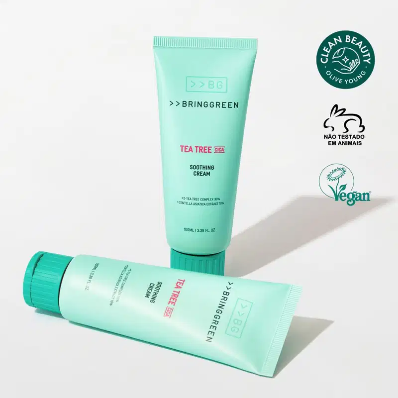 Dois tubos do produto Bringgreen Tea Tree Cica, com embalagem verde-menta e rótulos destacando os ingredientes e certificações, como "Clean Beauty", "Não testado em animais" e "Vegano".