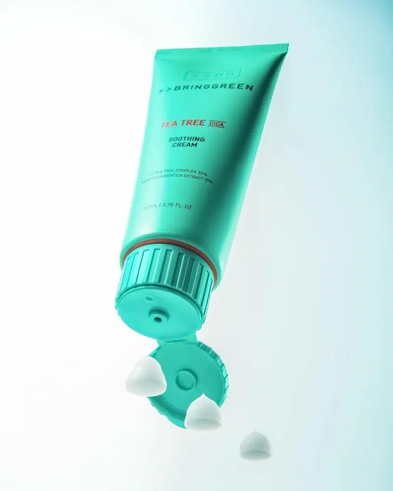 Tubo de creme hidratante da linha Bringgreen, com embalagem verde e rótulo indicando "Tea Tree Cica Soothing Cream".