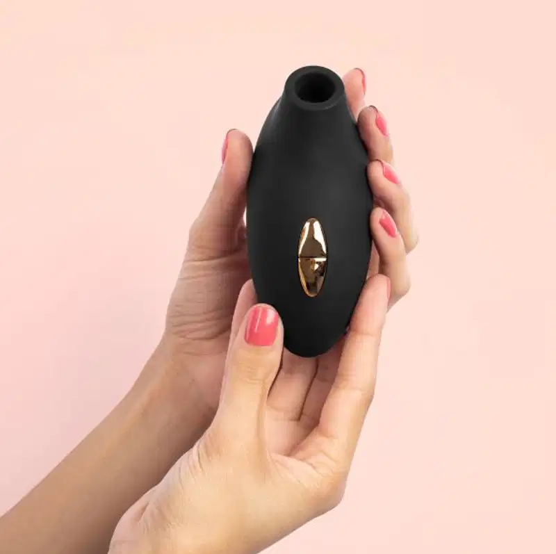 Mão feminina exibe o Estimulador de Clitóris Recarregável Dona Suck