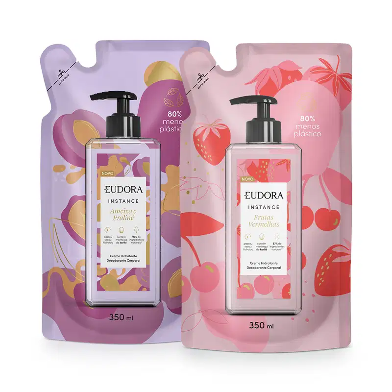 Dois sachês de 350ml. Um é roxo com detalhes em tons terrosos e o rótulo indica a fragrância "Ameixa e Praline". O outro é rosa com ilustrações de frutas e o rótulo mostra a fragrância "Frutas Vermelhas".
