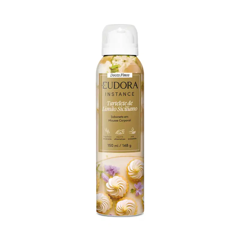 Embalagem em frasco plástico com tampa branca. Rótulo mostra merengues decorativos e flores lilás, no cento, um retângulo dourado com o nome Eudora Instance e detalhes do produto.150ml/148g. Propriedades hidratante, antioxidante e pele aveludada.