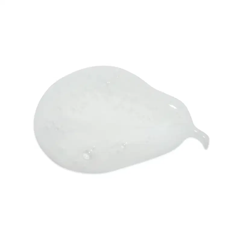 Textura suave e translúcida, com aspecto cremoso e brilhante. Apresenta uma consistência viscosa e úmida, com pequenas bolhas dispersas pela superfície.