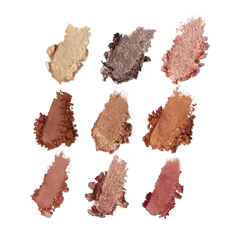 Imagem das 9 cores da paleta, os tons variam entre soft matte e super brilho. Os tons são terrosos, alguns opacos e outros brilhantes, indo do marrom terra opaco ao dourado brilhante.