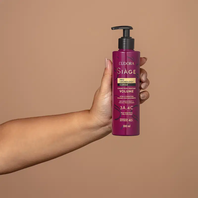 Imagem na mão do produto Creme para Pentear - Volume de Siàge Pro Cronology Curvas em um fundo marrom claro.