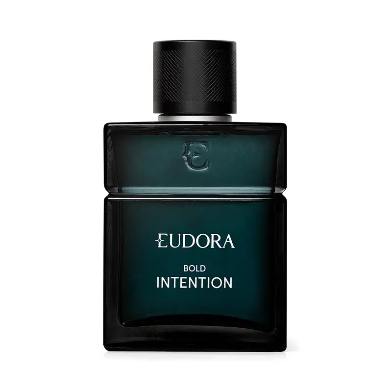 O produto apresentado é um frasco do Desodorante Colônia, "Bold Intention". Possui um design moderno e elegante, com uma tonalidade escura predominante. O recipiente tem um formato retangular, conferindo um aspecto sofisticado