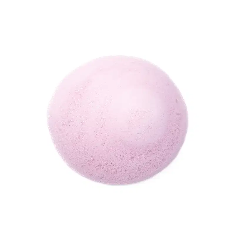 Espuma do mousse de textura macia e delicada, com superfície uniforme e tom rosa pastel suave, ideal para uma experiência de limpeza gentil e relaxante.