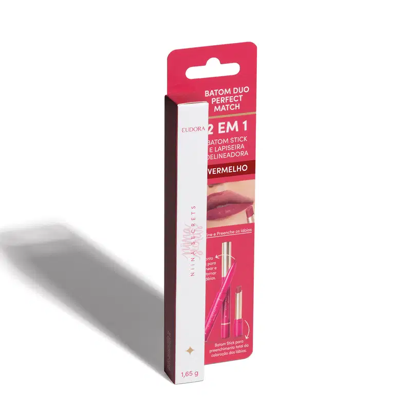 O produto apresentado da marca Niina Secrets, com a embalagem em vermelho e branco. O rótulo indica que se trata de um "Batom Duo Perfect Match", com a descrição "2 em 1 Batom Stick e Lapiseira Delineadora" na cor vermelha.
