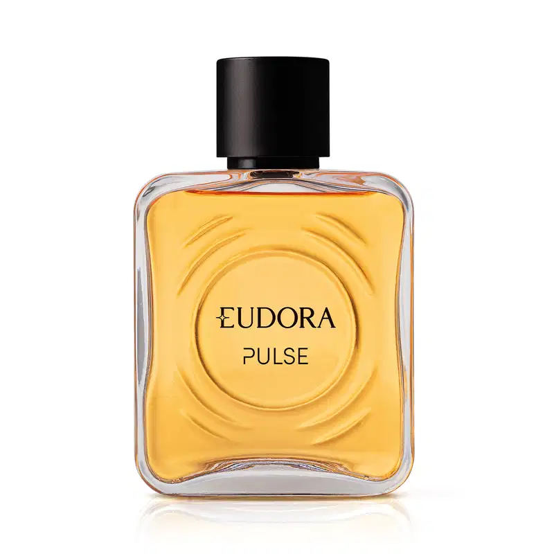 Frasco do Desodorante Colônia Eudora Pulse, com formato retangular e tampa preta. O frasco é transparente, permitindo ver o líquido de cor amarelada. O rótulo exibe o nome da fragrância em letras pretas.