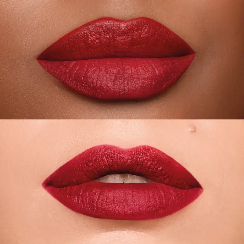 Imagem comparativa da aplicação do batom em lábio de pele parda e de pele branca. Na pele parda, o batom exibe cor vermelho intenso, na pele branca, o vermelho intenso ganha um leve tom vinho.