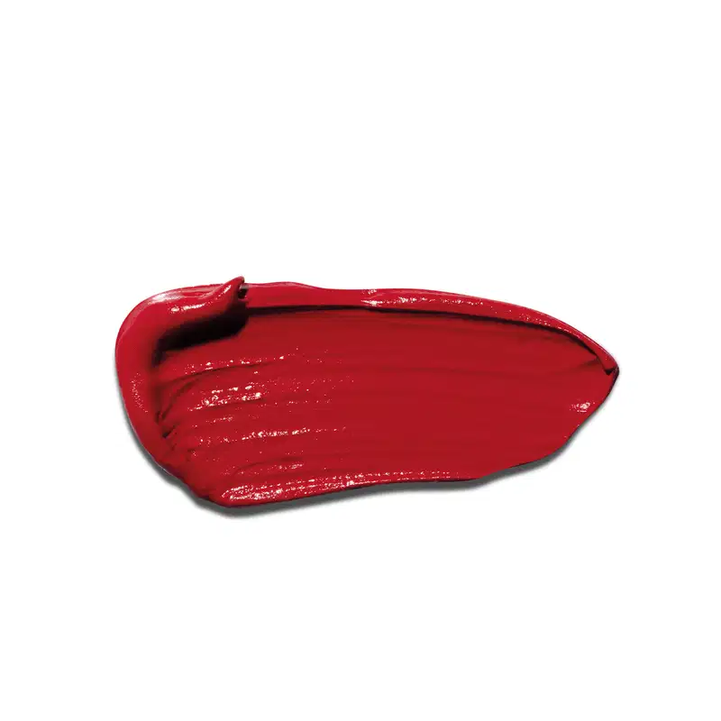 A textura do batom apresenta uma aparência brilhante e cremosa, com uma consistência suave e uniforme. A cor predominante é um vermelho intenso e vibrante.