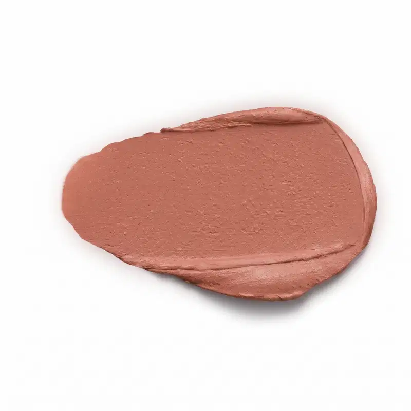 A textura deste produto de beleza apresenta uma consistência aveludada, com uma tonalidade marrom rosado predominante. Sua aparência é suave e uniforme, sem brilho ou reflexos.