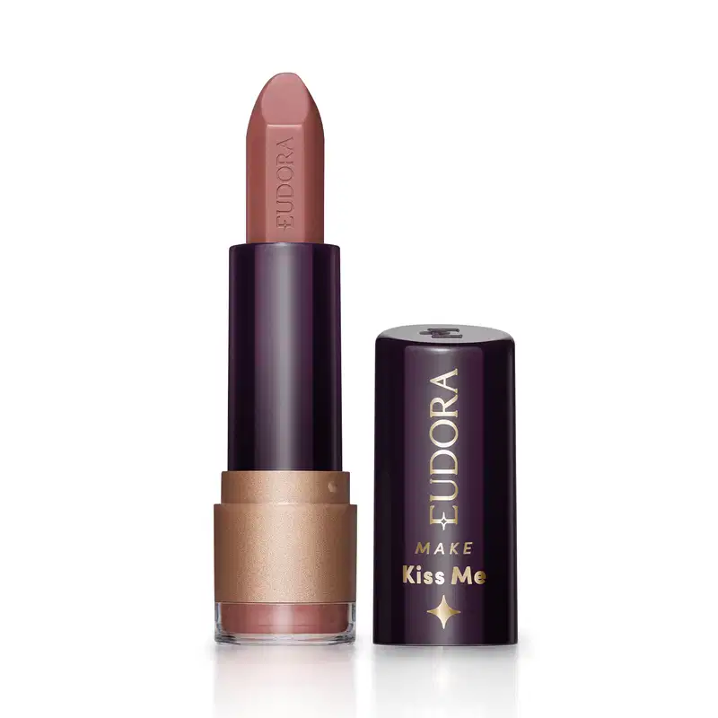 Batom da marca Eudora na cor nude rosada, com embalagem preta e dourada, com texto "Eudora Make Kiss Me" impresso.