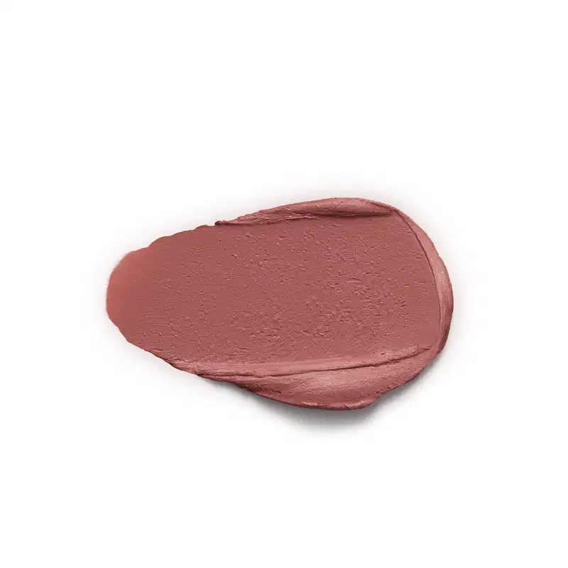 Textura matte de tom nude rosado, com acabamento aveludado e brilho sutil, aplicada sobre superfície branca.