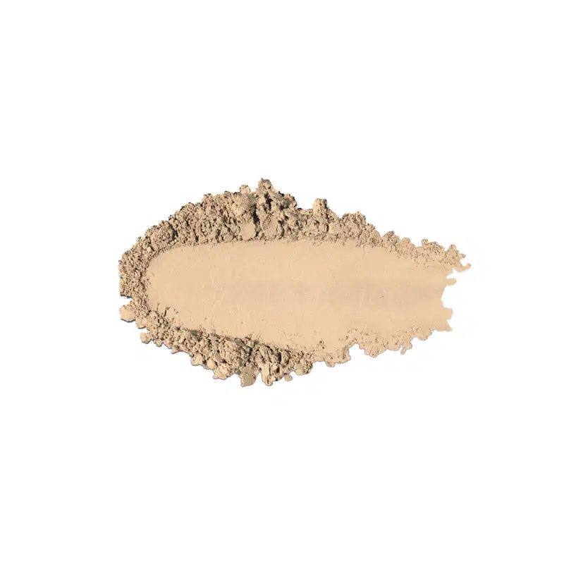 Textura de pó compacto com acabamento aveludado e superfície irregular, em quantidade moderada sobre fundo branco.