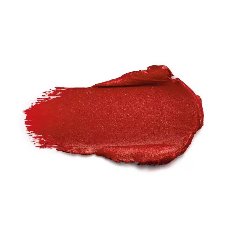 Aplicação generosa de um batom de cor vermelha intensa, com uma textura acetinada e matte. Não é possível identificar qualquer rótulo ou embalagem do produto, apenas a própria aplicação do batom em uma superfície branca.