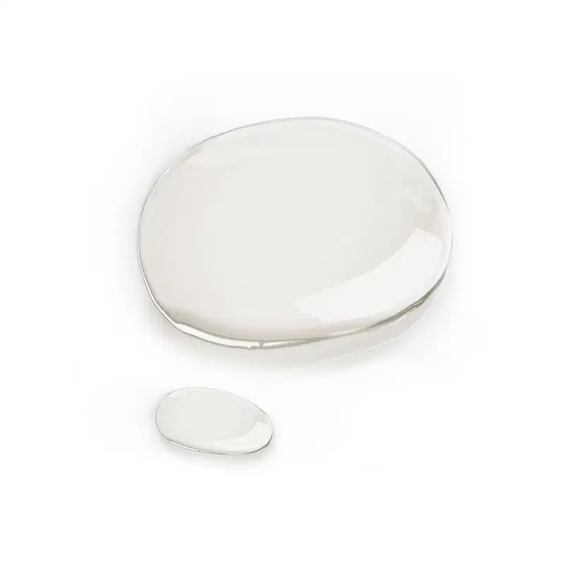 Textura do produto, em uma forma arredondada e transparente. Com uma consistência líquida.