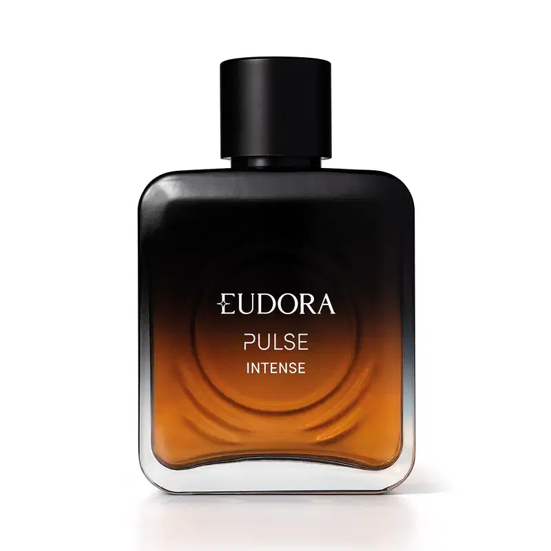 Frasco preto da marca Eudora, com rótulo em letras brancas exibindo o nome "Pulse Intense". O frasco possui tampa preta, com uma coloração laranja-acastanhada no interior do recipiente.