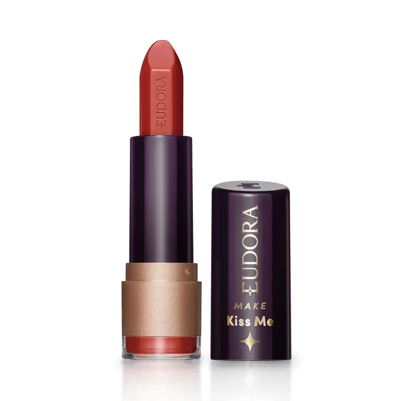 Batom da marca Eudora, com embalagem preta e dourada, exibindo o nome "Make Kiss Me" no rótulo.