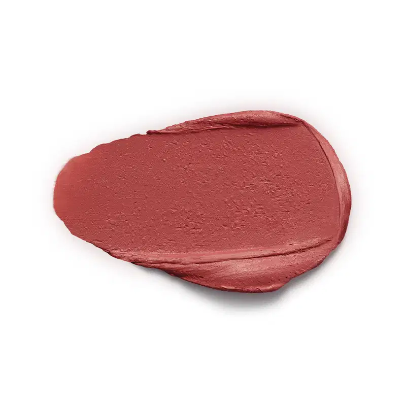 Textura cremosa e aveludada de um batom vermelho-alaranjado, com acabamento matte e superfície lisa, sugerindo uma aplicação confortável e uniforme.