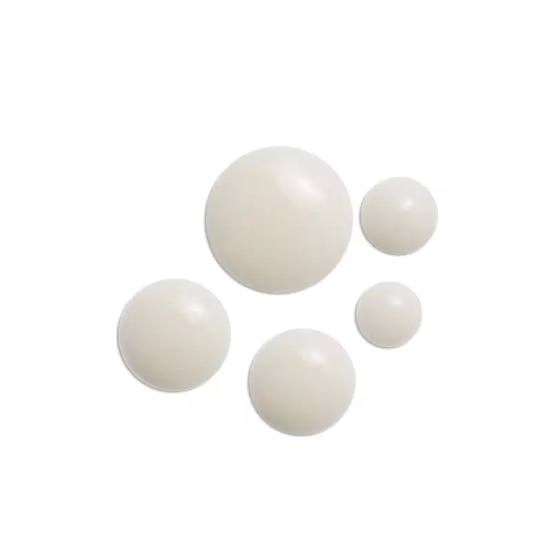Esferas brancas e opacas com superfície lisa e uniforme, sugerindo uma textura macia e delicada, possivelmente de um produto de beleza da marca Siàge.