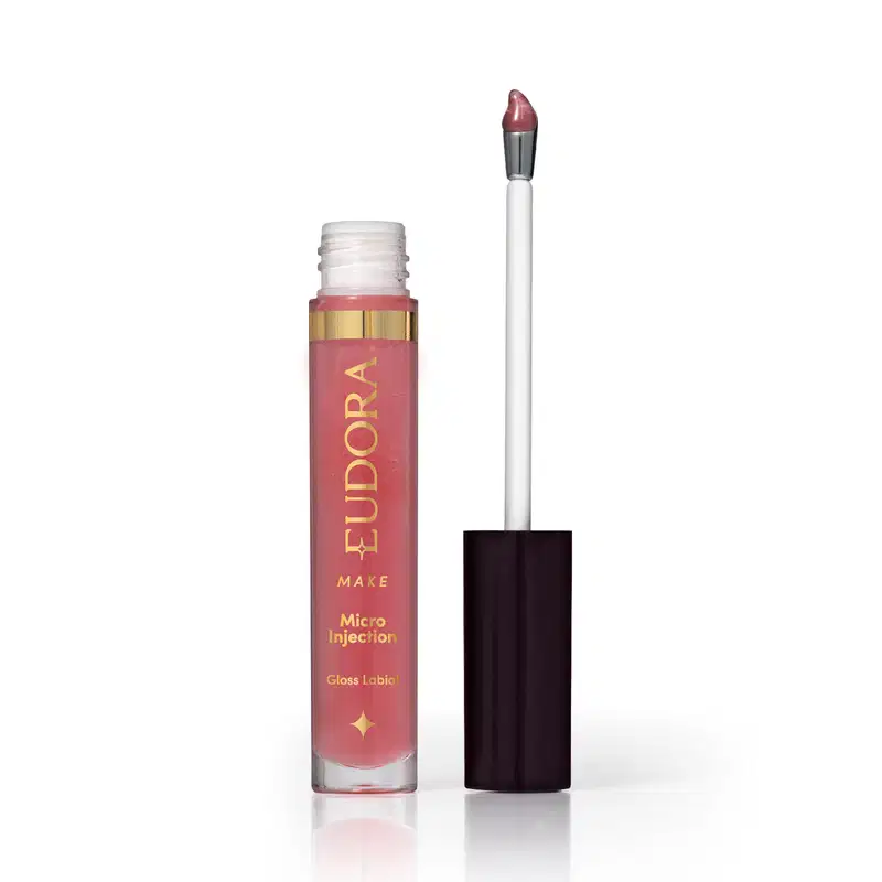 Gloss labial da marca Eudora Make, com aplicador, em tom rosado translúcido, com rótulo dourado contendo o nome "Micro Injection" e "Gloss Labial".