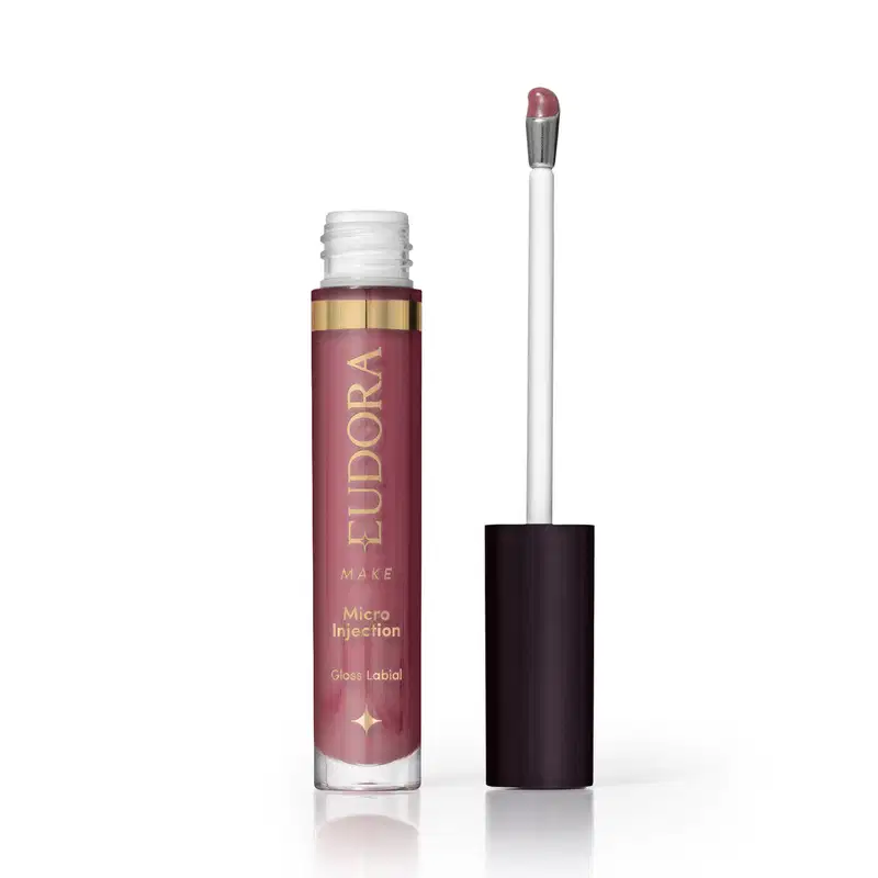 Gloss labial da marca Eudora Make, com aplicador, em tom rosé, com rótulo dourado contendo o nome "Micro Injection" e "Gloss Labial".