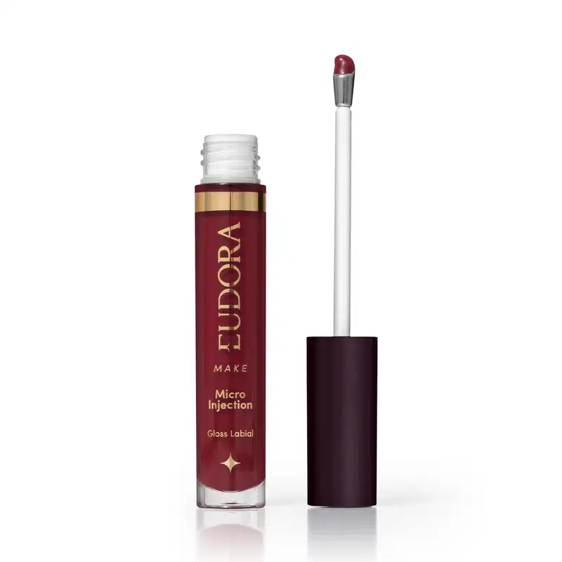 Produto de beleza Eudora Make: Micro Injection, um gloss labial em embalagem de frasco plástico vermelho com detalhes dourados, contendo um aplicador de haste branca.