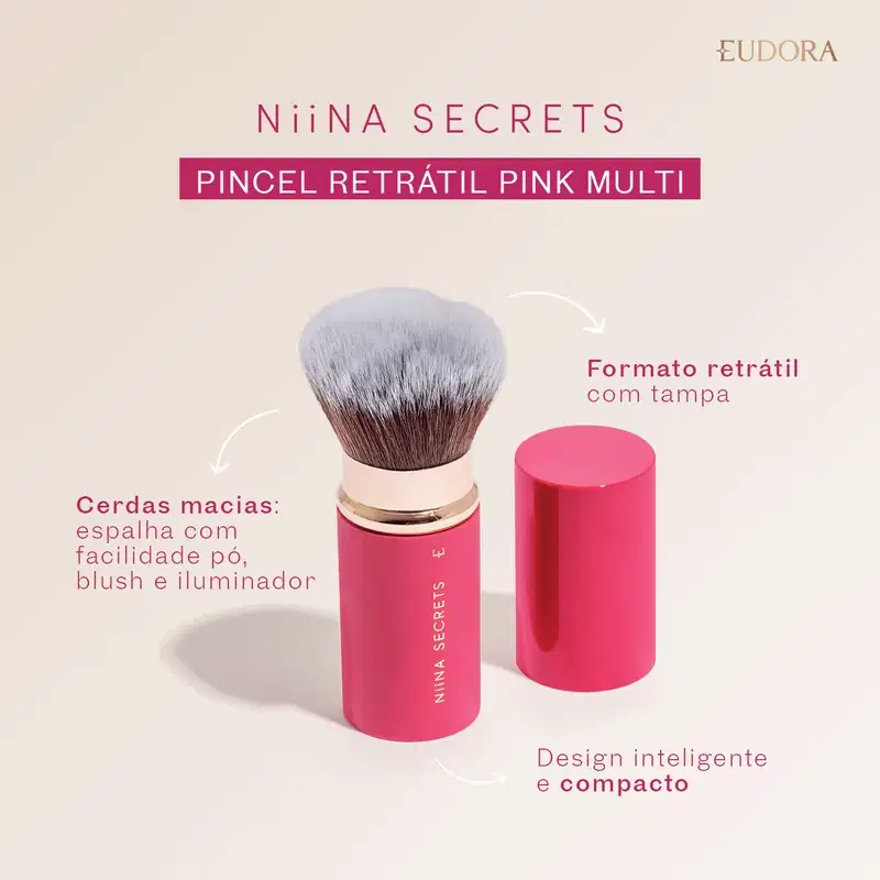 Gif de um pincel de maquiagem rosa da marca Niina Secrets, com formato retrátil e cerdas macias, em um fundo bege claro. O produto é apresentado com design compacto e inteligente, adequado para aplicação de pó, blush e iluminador.