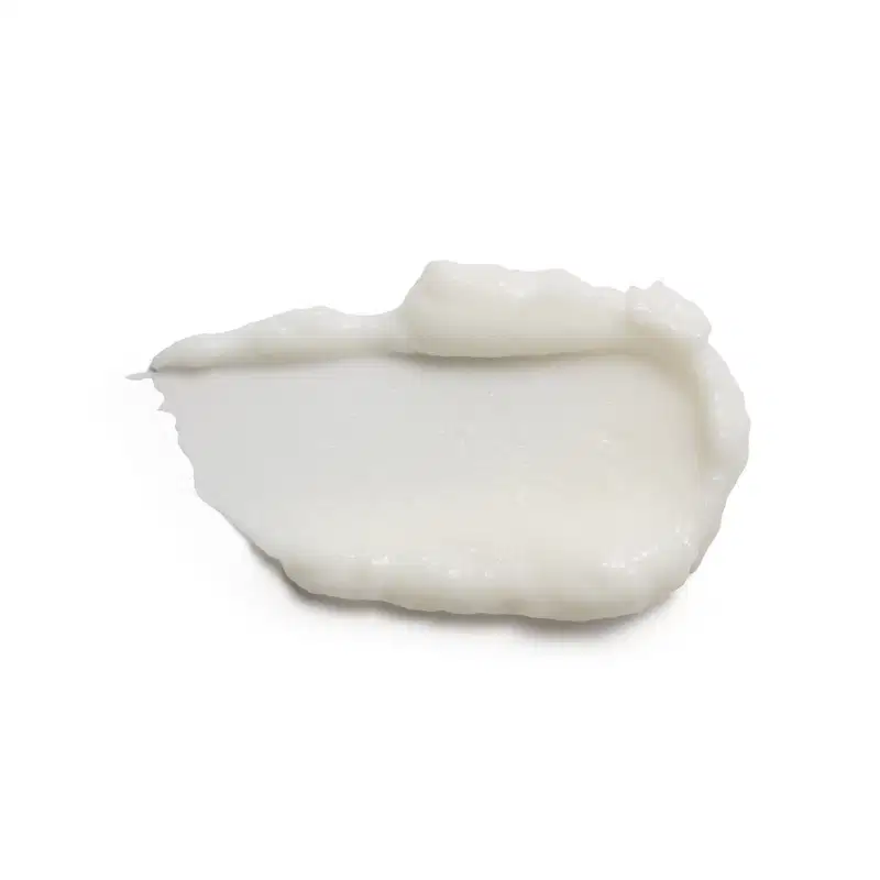 Textura branca, cremosa e brilhante de um item de cabelos, com superfície irregular e aparência úmida.
