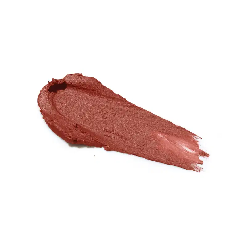 Amostra de batom avermelhado com textura cremosa e acabamento semi-matte. Apresenta superfície lisa e uniforme, com leve reflexo. A cor predominante é um tom vermelho romântico.