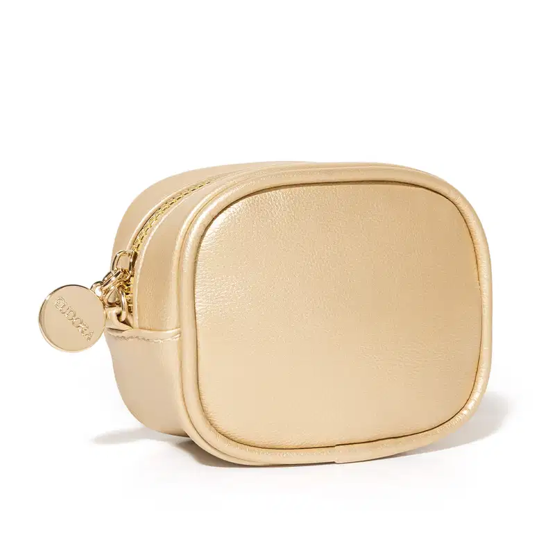 Bolsa dourada com zíper e pingente metálico. Formato retangular com superfície lisa e brilhante. Produto com design elegante e minimalista.