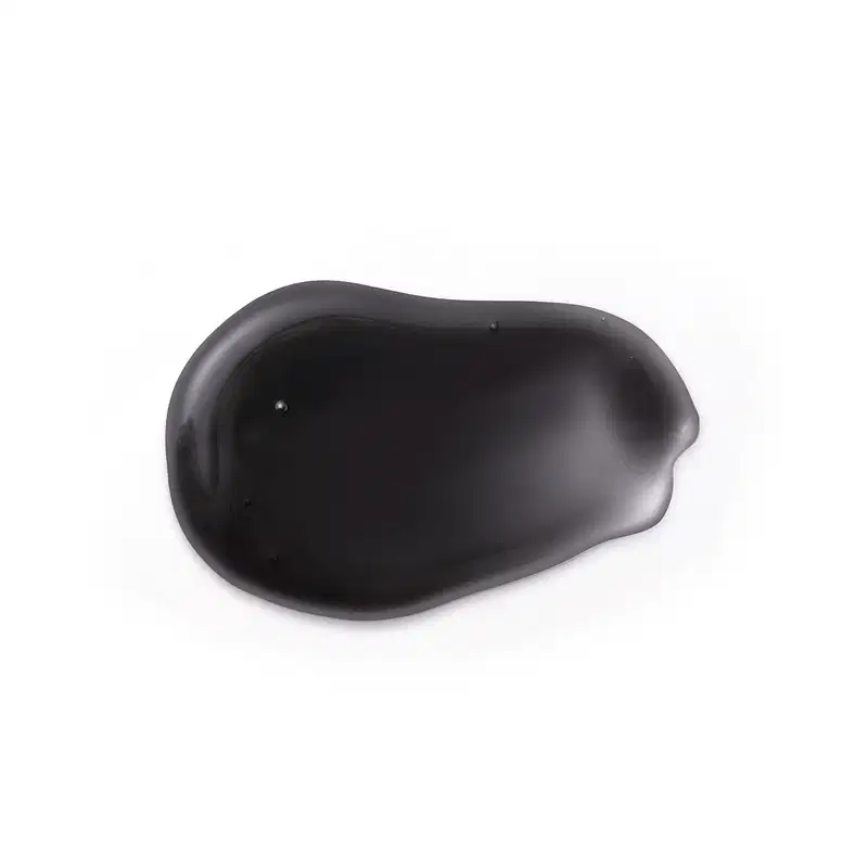 Textura escura, brilhante e viscosa de um item de um produto para cabelos da marca Siàge, em uma superfície clara.