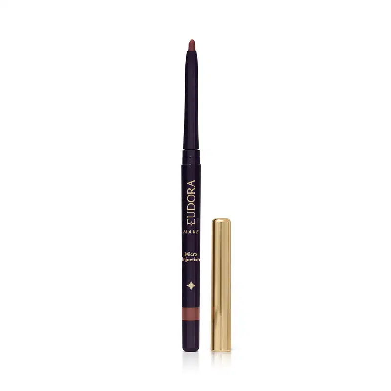 Lapiseira de maquiagem da marca Eudora Make, com embalagem preta e tampa dourada, exibindo a marca e o nome "Micro Injection" no rótulo.