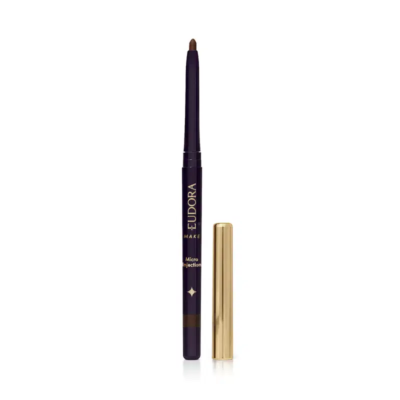 Lapiseira de maquiagem da marca Eudora Make, com embalagem preta e tampa dourada, exibindo a marca e o nome "Micro Injection" no rótulo.
