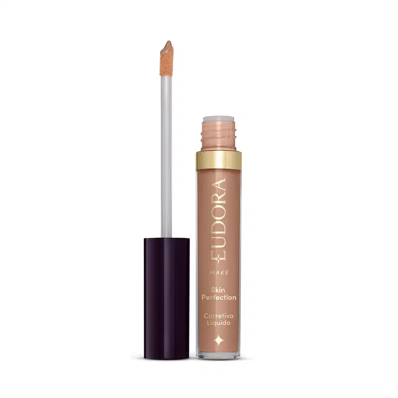 Produto de maquiagem da marca Eudora, com embalagem em tons de bege e dourado. Trata-se de um corretivo líquido para a pele, o produto está aberto e mostrando como é o aplicador.
