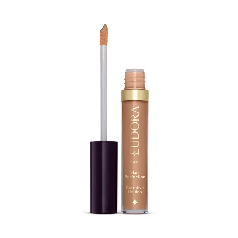 Produto de maquiagem da marca Eudora, com embalagem em tons de bege e dourado. Trata-se de um corretivo líquido para a pele, o produto está aberto e mostrando como é o aplicador.
