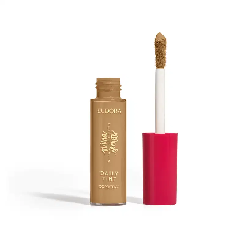 Corretivo líquido Eudora Niina Secrets Daily Tint em frasco dourado com tampa vermelha cilíndrica e aplicador tipo pincel. Produto de cobertura com tonalidade média, ideal para correção diária de imperfeições.