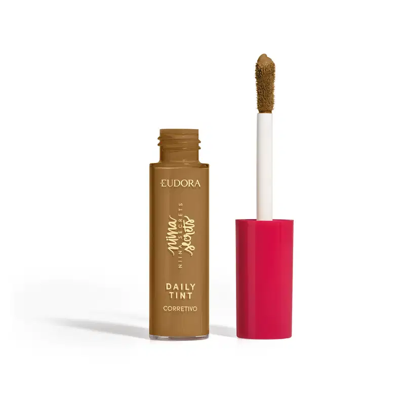 Corretivo líquido Eudora Niina Secrets Daily Tint em frasco dourado com aplicador de fibra sintética e tampa cilíndrica vermelha. Produto de cobertura média para uso diário.