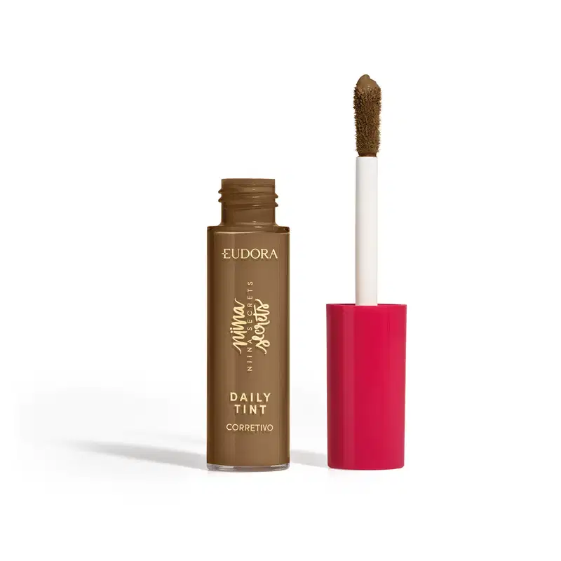 Corretivo líquido Eudora Niina Secrets Daily Tint em frasco marrom com aplicador de fibra. Embalagem com tampa cilíndrica vermelha. Produto para correção e cobertura diária com acabamento natural.