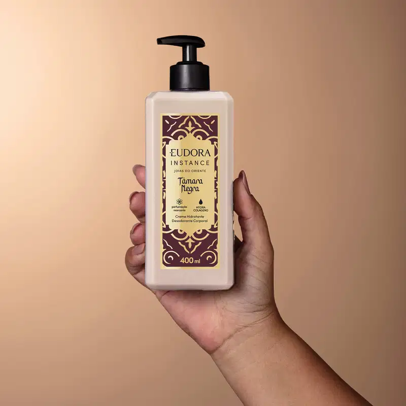 Creme hidratante desodorante corporal Eudora Instance Tâmara Negra, frasco de 400ml com bomba preta, embalagem bege com rótulo decorativo em tons marrom e dourado.