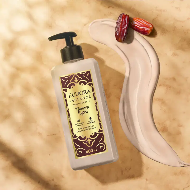 Creme hidratante desodorante corporal Eudora Instance Tâmara Negra, frasco de 400ml com bomba preta, embalagem bege com rótulo decorativo em tons marrom e dourado.