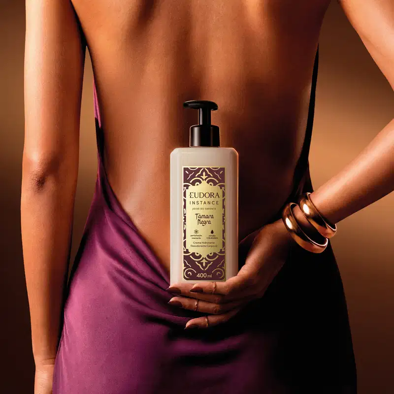 Creme hidratante desodorante corporal Eudora Instance Tâmara Negra, frasco de 400ml com bomba preta, embalagem bege com rótulo decorativo em tons marrom e dourado.