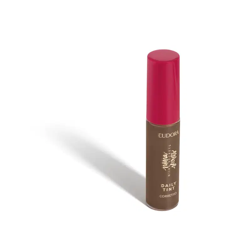 Corretivo líquido Eudora Daily Tint com frasco cilíndrico marrom e tampa rosada, rótulo com texto em dourado.
