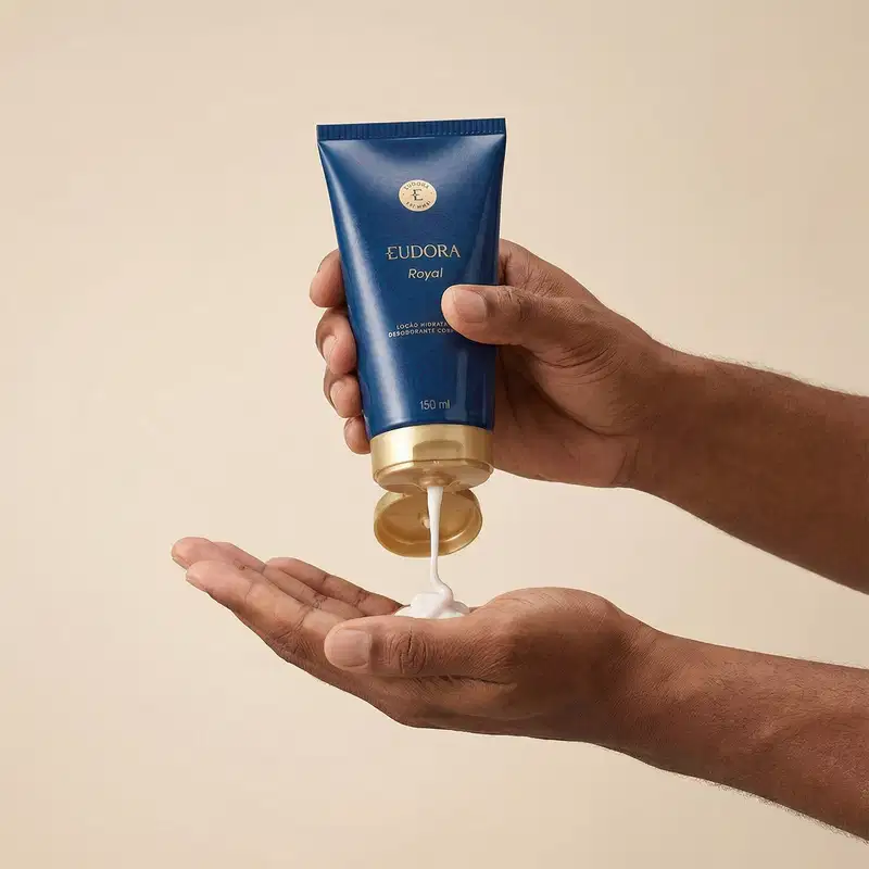 Tubo de creme hidratante da marca Eudora, na cor azul escuro com detalhes dourados, contendo 150 ml do produto. O rótulo exibe o nome "Royal" em destaque.