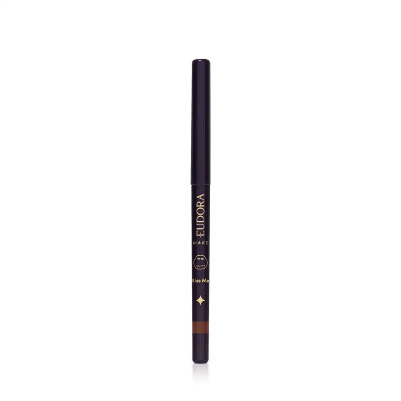 Lápis de maquiagem da marca Eudora Make, com formato cilíndrico e rótulo com texto "Kiss Me" em dourado.